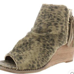 NIB Sexy fun Very G "Keely" canvas zip wedges